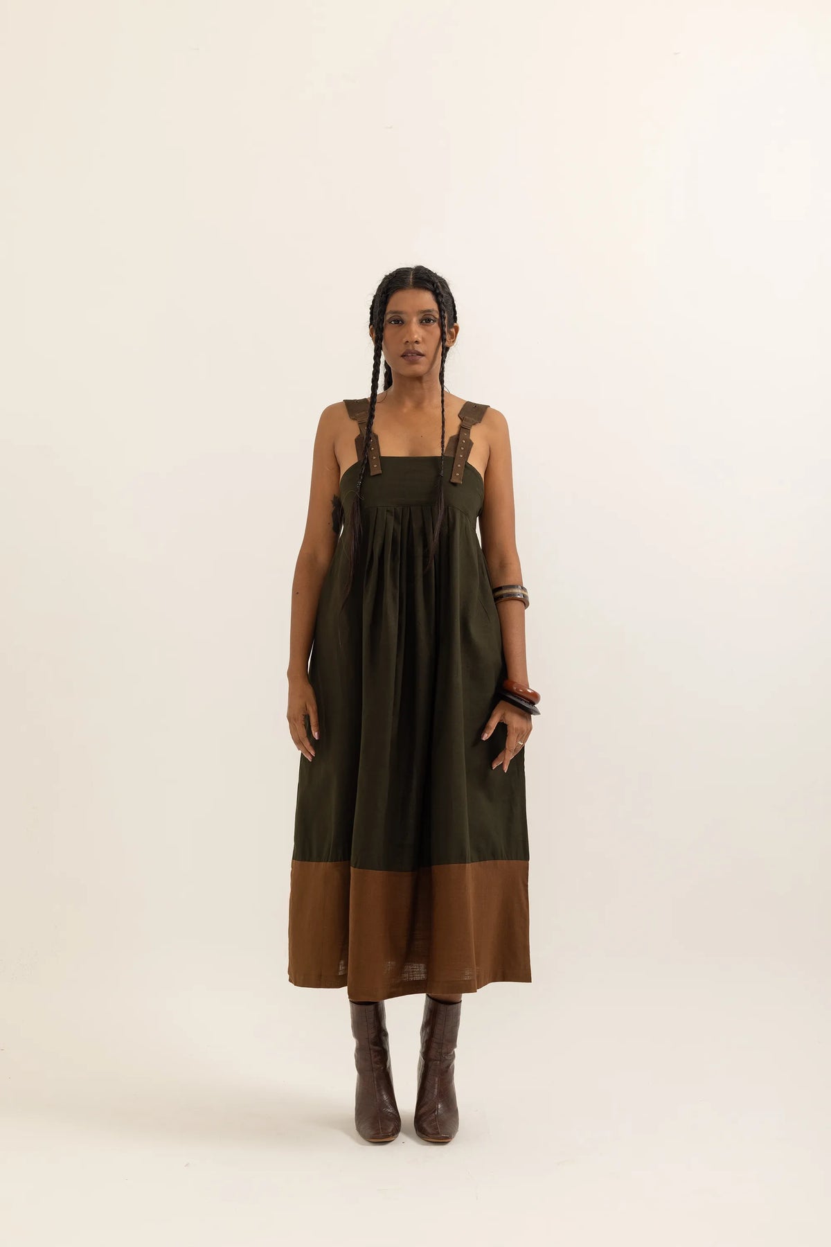 PINAFORE DRESS | SAP GREEN-BARK BROWN