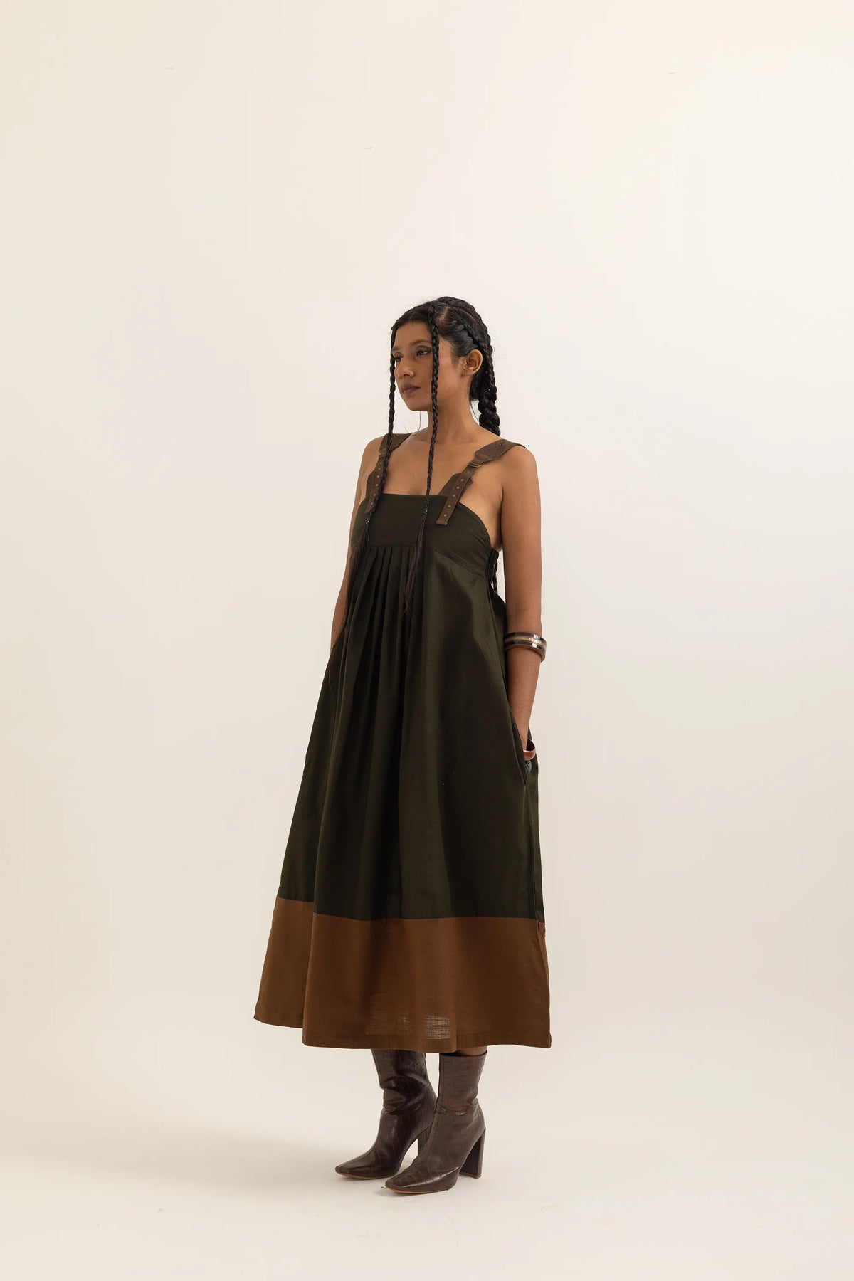 PINAFORE DRESS | SAP GREEN-BARK BROWN