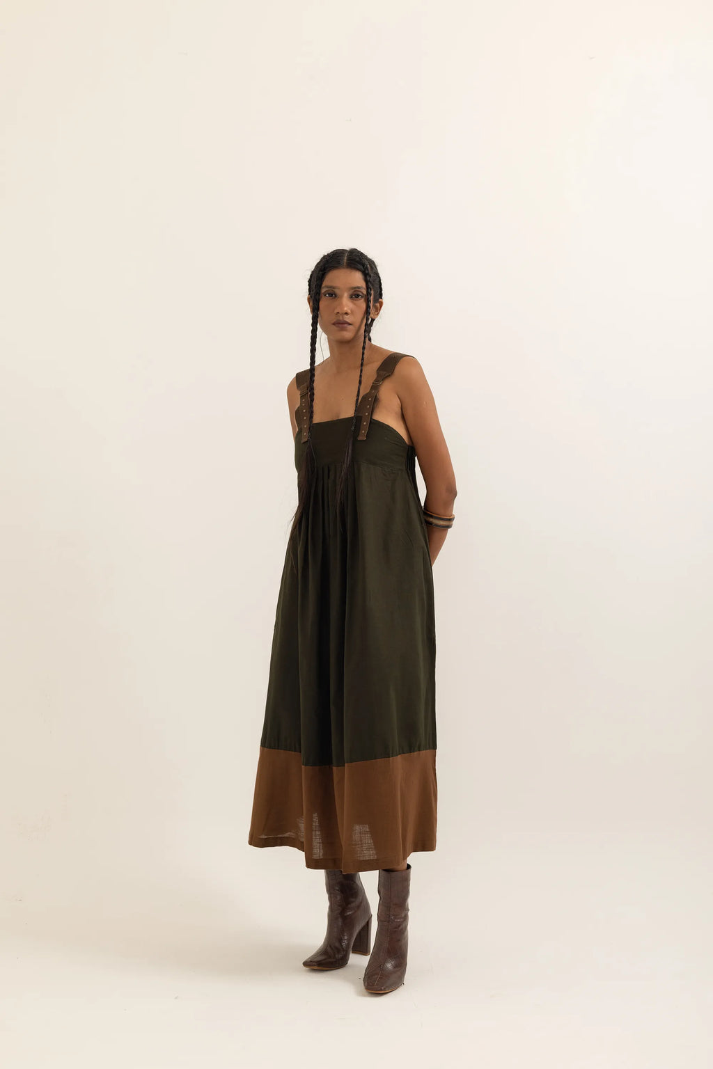 PINAFORE DRESS | SAP GREEN-BARK BROWN